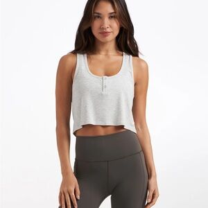 Vuori Cove Crop Tank in Light Heather Grey